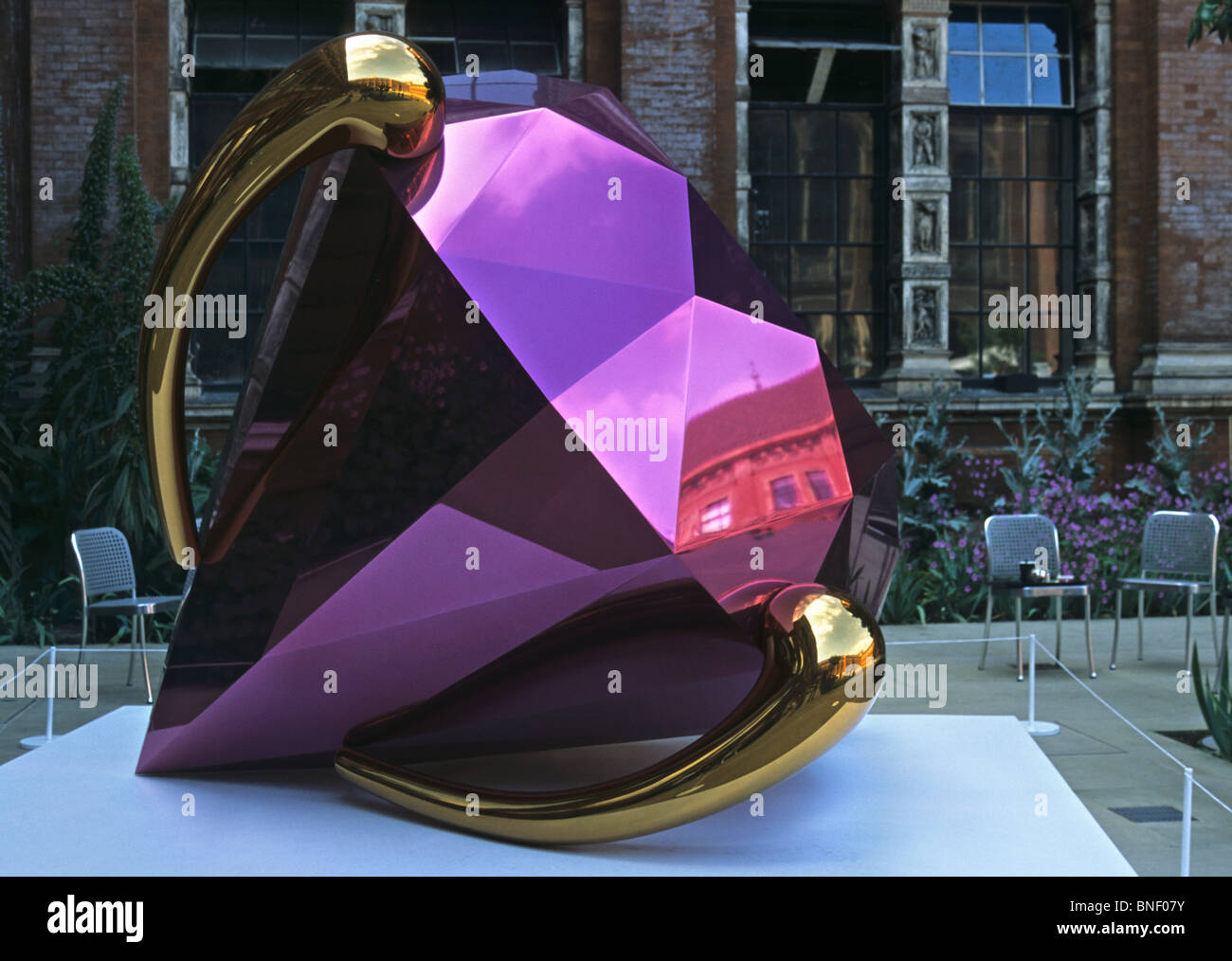 Diamond sculpture by Jeff Koons, John Madejski garden, Victoria and