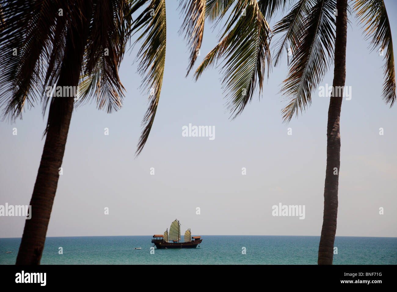 THA Thailand, Krabi, Ko Lanta, eine Dschunke passiert den Klong