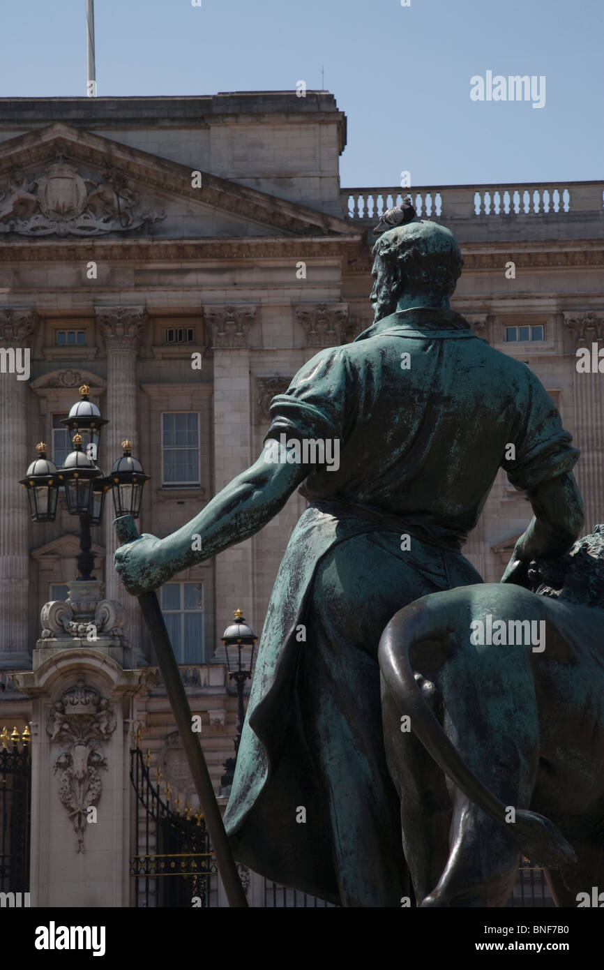 Statue outside buckingham palace hires stock photography and images