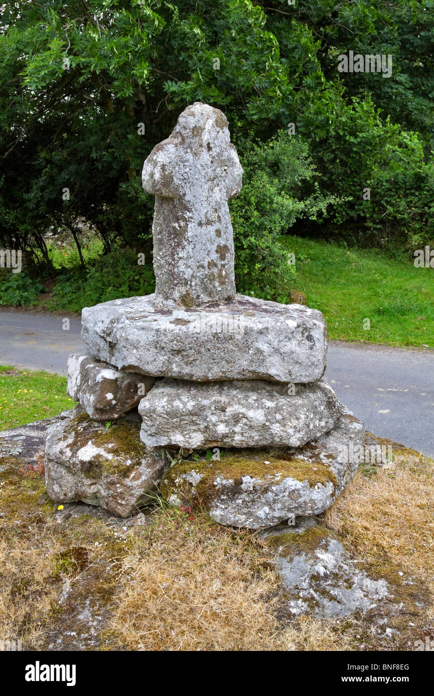 Dunstone Cross, Widecombe in the Moor, Dartmoor, Devon. Medieval granite cross, located on the tiny village green in Dunstone Stock Photo
