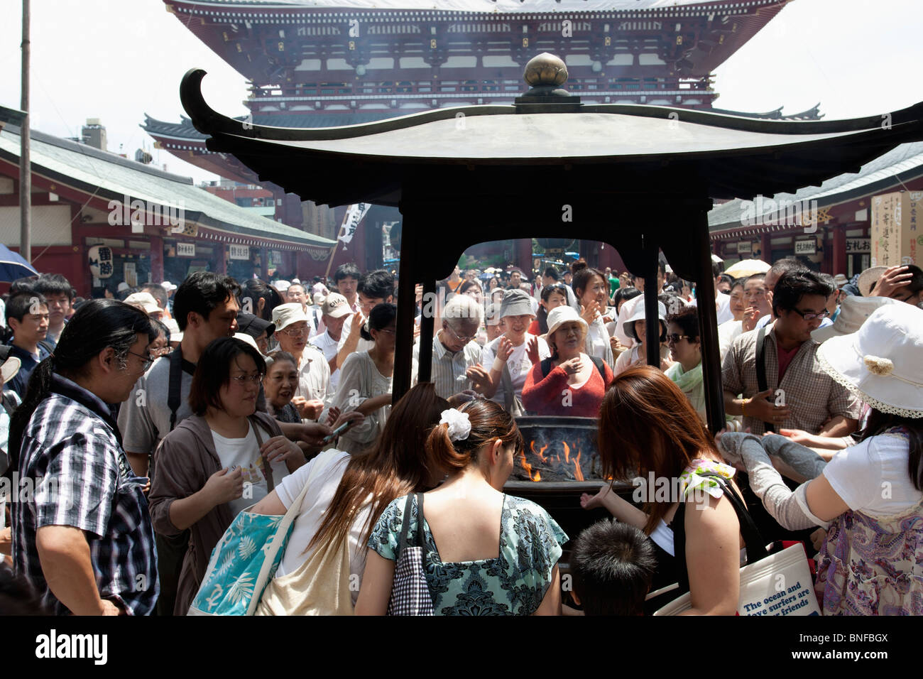 Incense smoke japan temple hi-res stock photography and images - Alamy