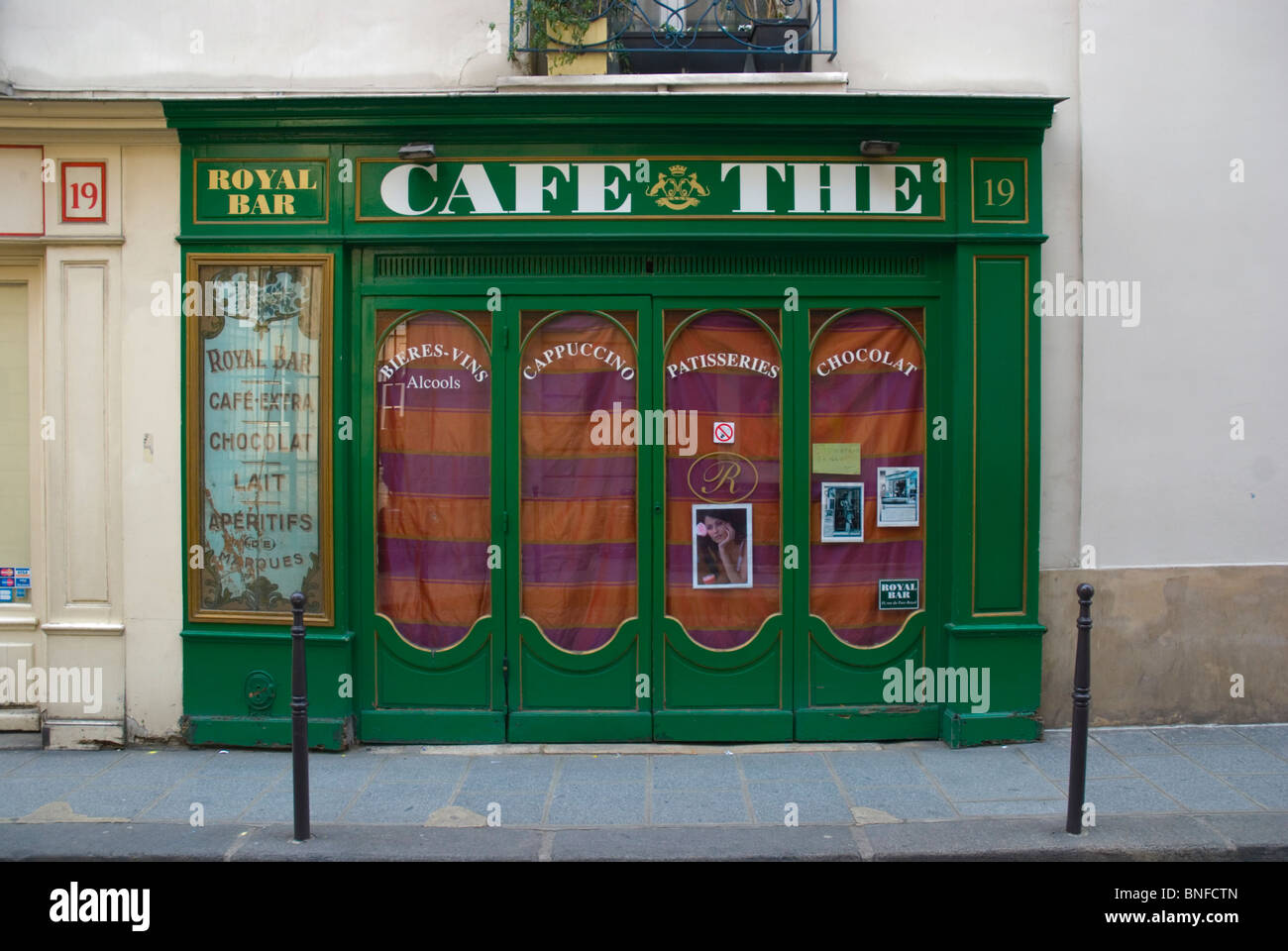 Paris le central bar hi-res stock photography and images - Alamy
