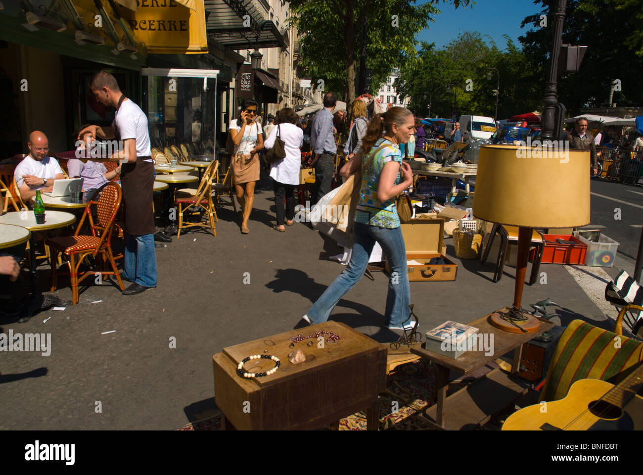 People shopping french flea markets hi-res stock photography and images ...
