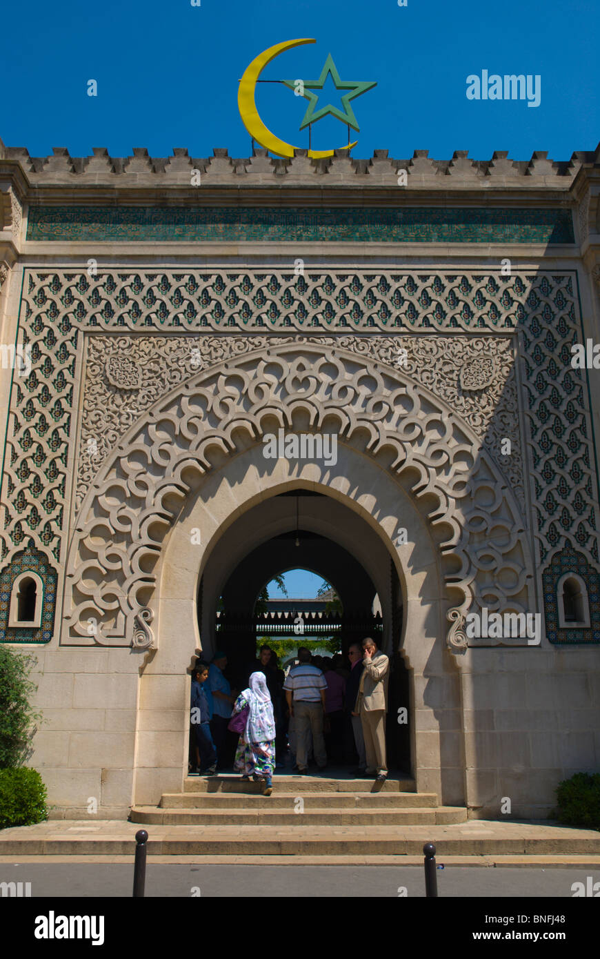 Ceremonie De L Aid El Fitr A La Mosquee De Paris Avec Au Centre