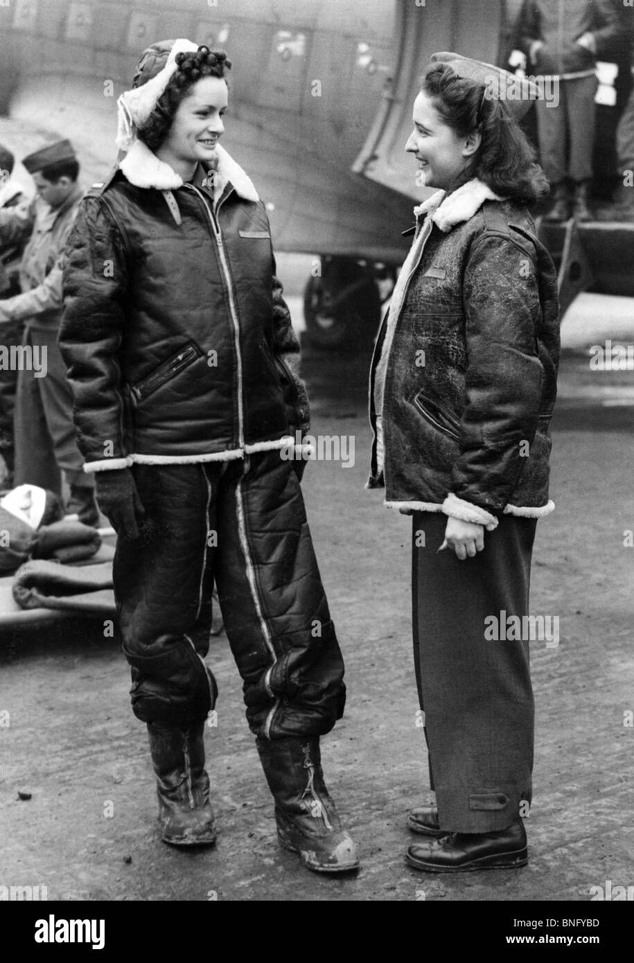 Two nurses talking 1940s hi-res stock photography and images - Alamy