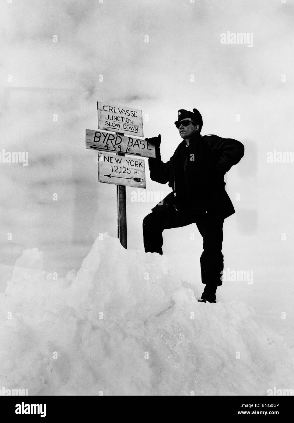 https://c8.alamy.com/comp/BNG0GP/antarctica-man-standing-near-information-sign-BNG0GP.jpg