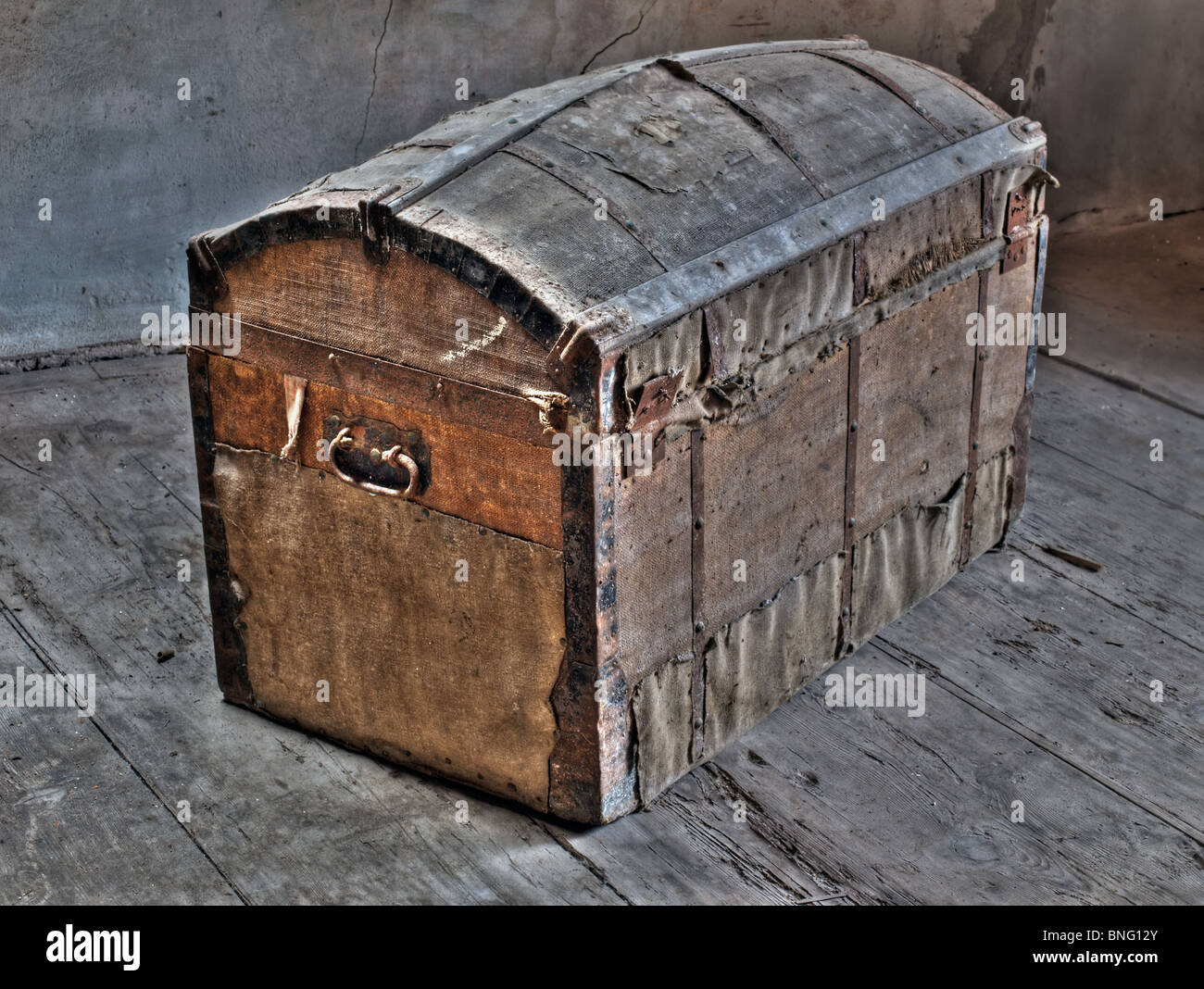 Treasure Box Of Pirates Gift Box Stock Photo - Download Image Now -  Ancient, Antique, Back - iStock