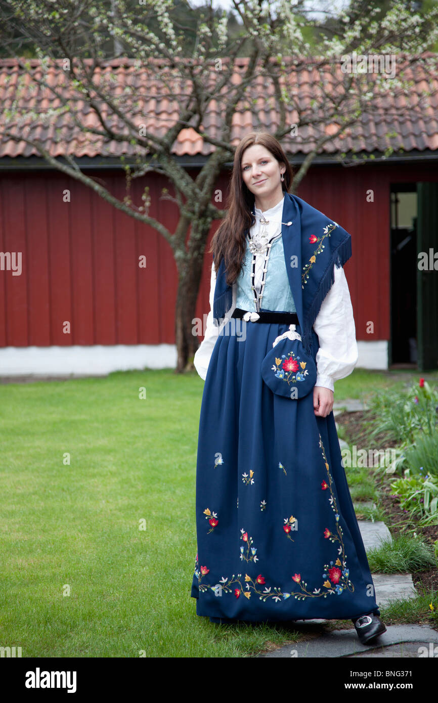 Norwegian Traditional Dress | tyello.com