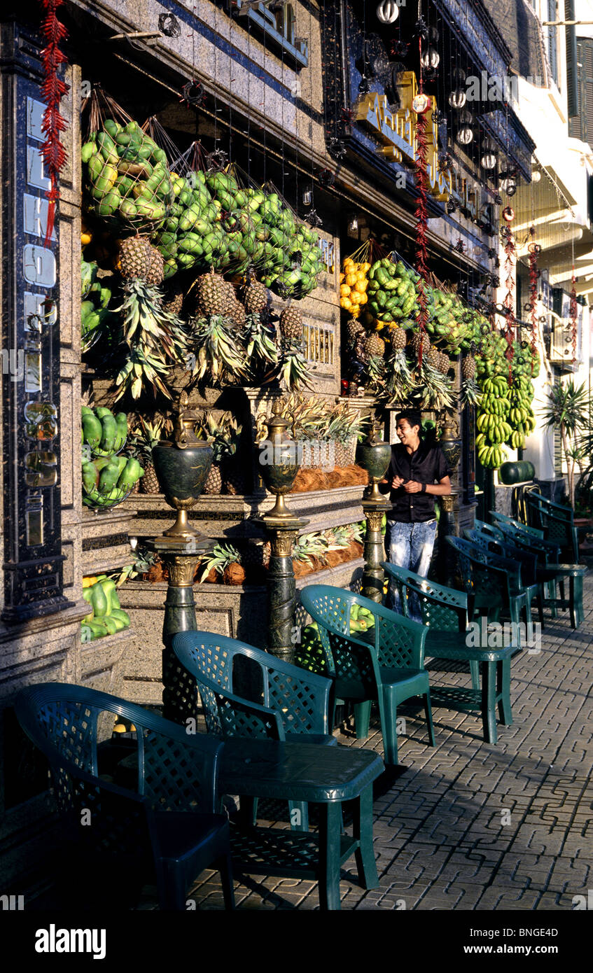 King Mango & Strawberry juice bar on the Corniche of the Eastern Harbour in the Egyptian city of Alexandria. Stock Photo