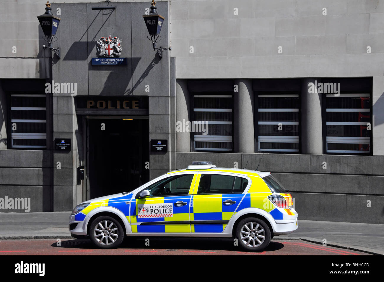 Police car parked outside City of London Bishopsgate Police station with blue lamps and coat of arms above entrance Stock Photo