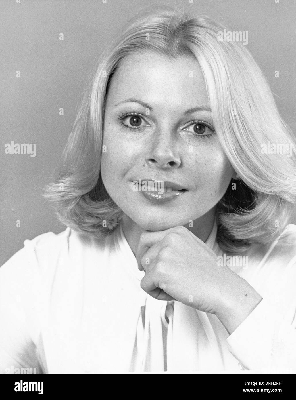 Portrait of a young woman smiling Stock Photo - Alamy