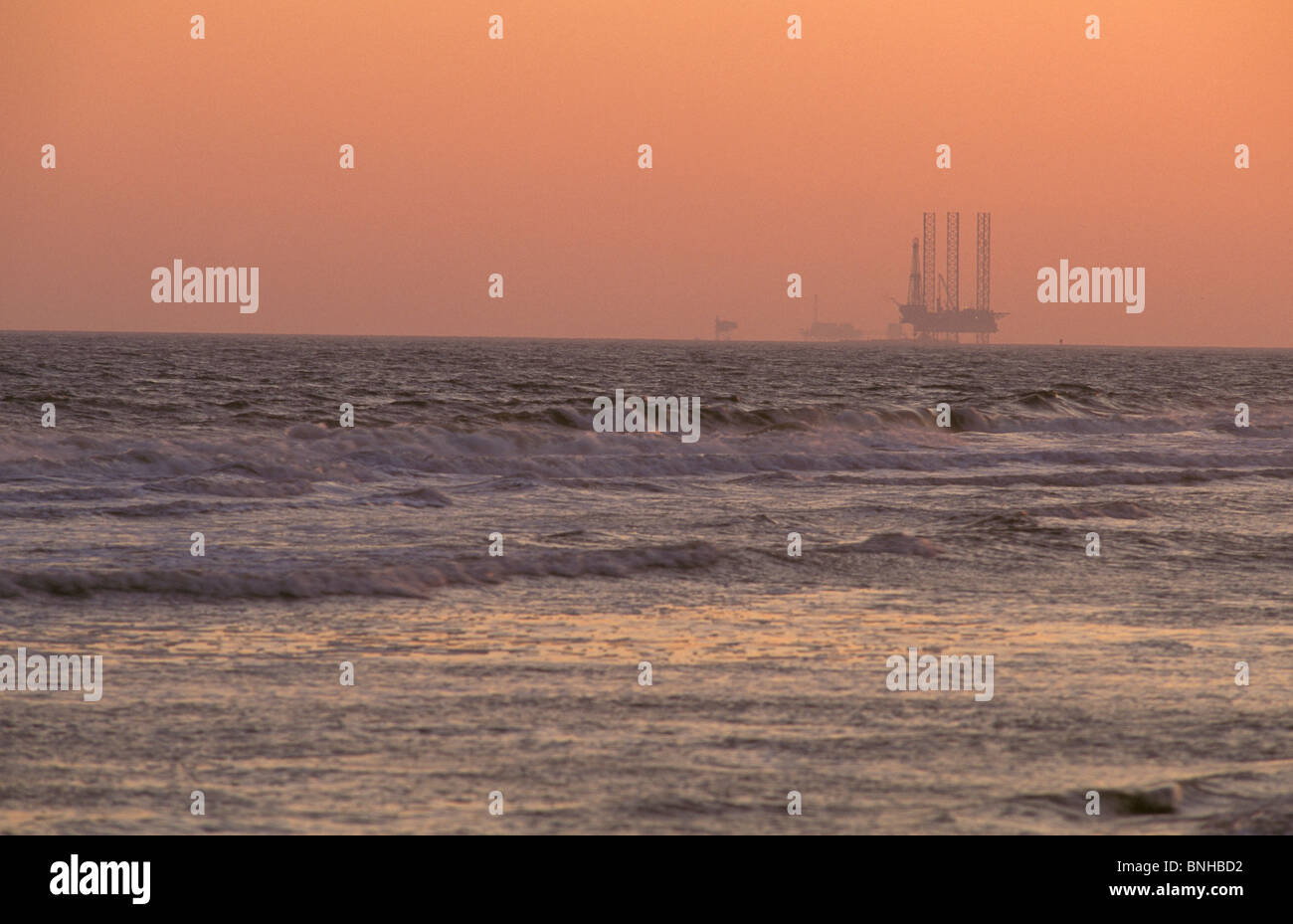 Usa Fort Morgan Alabama Offshore Oil Drilling Platforms Gulf Coast Platform Sea Ocean Coast Silhouette Industry Dusk Twilight Stock Photo