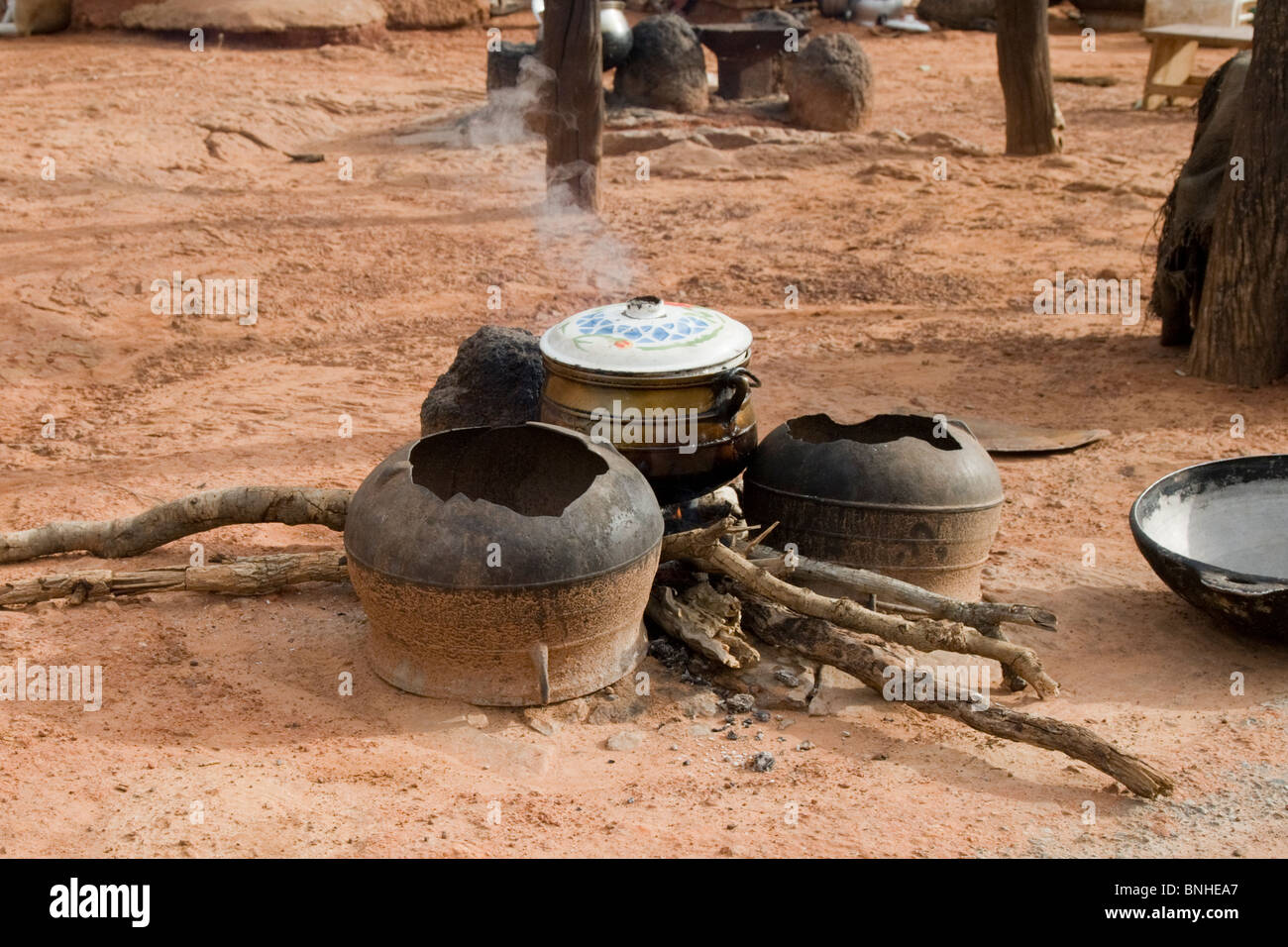Cooking fire in the village of Bouchipe, Gonja triangle, Damango district, Ghana. Stock Photo