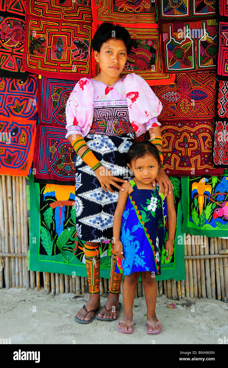Panama Kuna people Indian woman girl mother child Indigenous Indio indios natives Native americans locals local Molas Mola Stock Photo