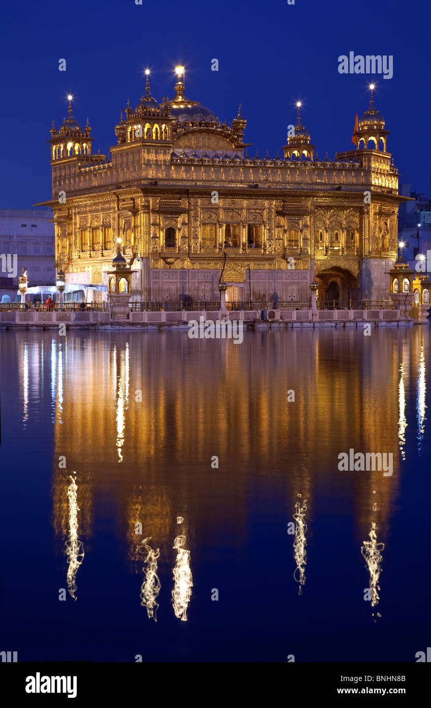 The Golden Temple reflected in the sacred pool (Amrit Sarovar). Amritsar.  Punjab. India Stock Photo - Alamy