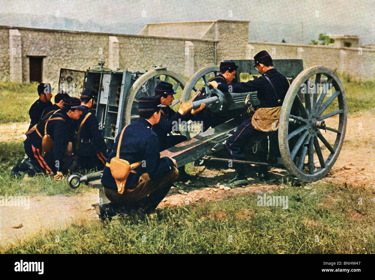 First World War 1914 Infantry 75 mm gun cannon French Army Battle of the Marne France 1914 Soldiers Army Military Historic Stock Photo