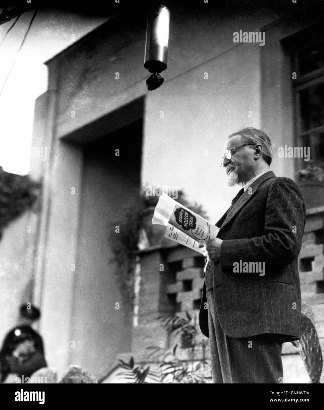 Leon Trotsky Coyoacan Behind the Moscow Trial Mexico 1937 history historic historical book reading lecture critique of Stock Photo