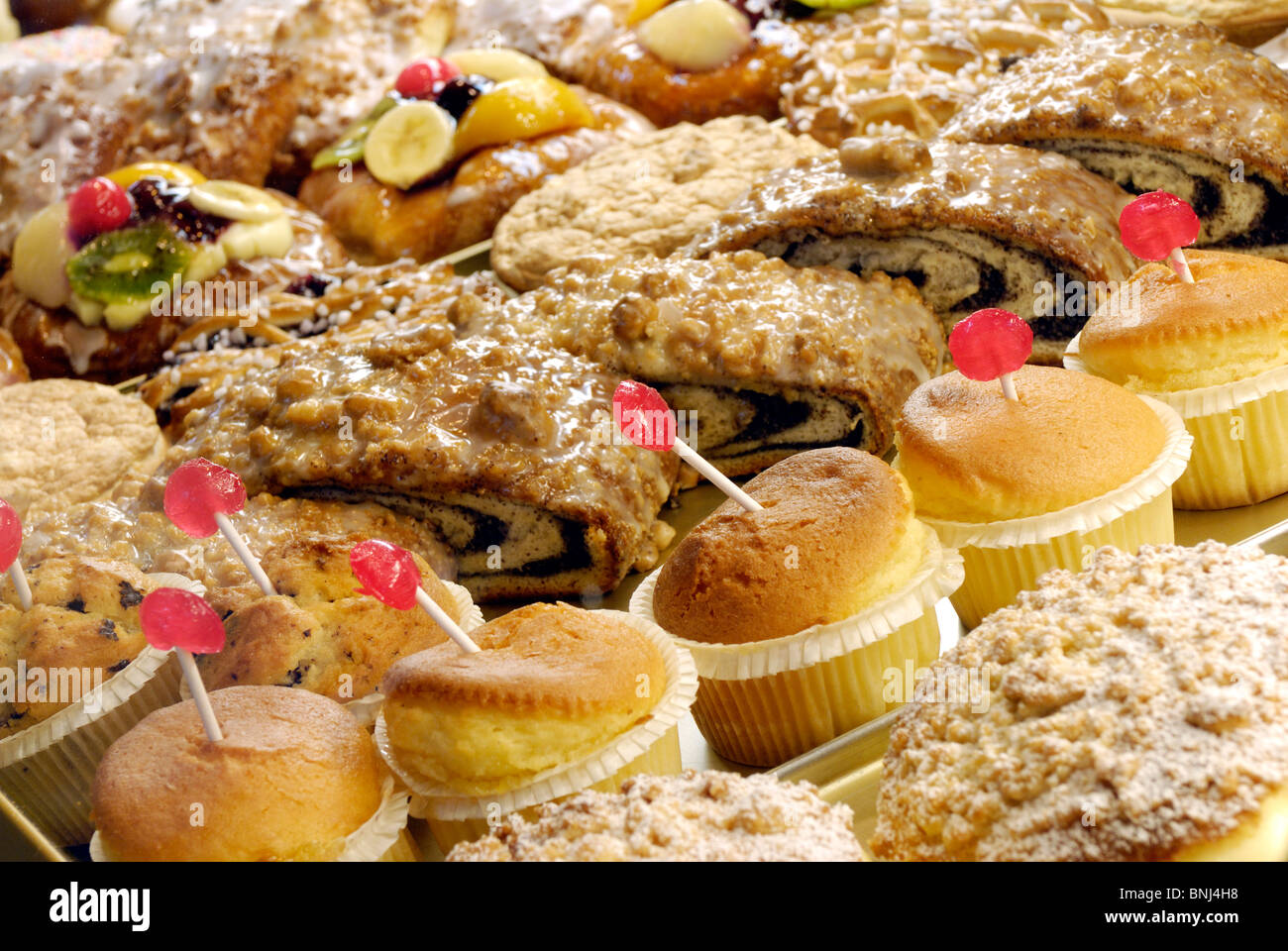 Much Cake different types of cake in a stall Stock Photo - Alamy