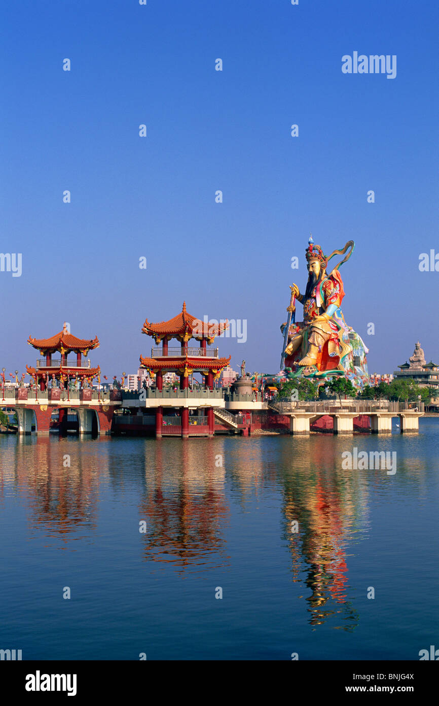taiwan-kaohsiung-lotus-lake-statue-of-taoist-god-xuan-tian-shang-di