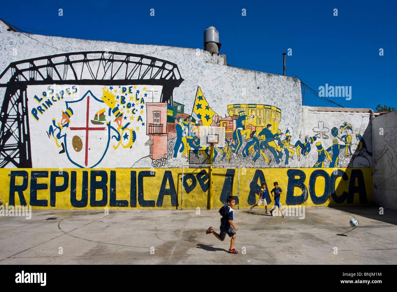 Argentina Südamerika Amerika March 2008 Buenos Aires city La Boca District kids children boys playing football soccer sports Stock Photo