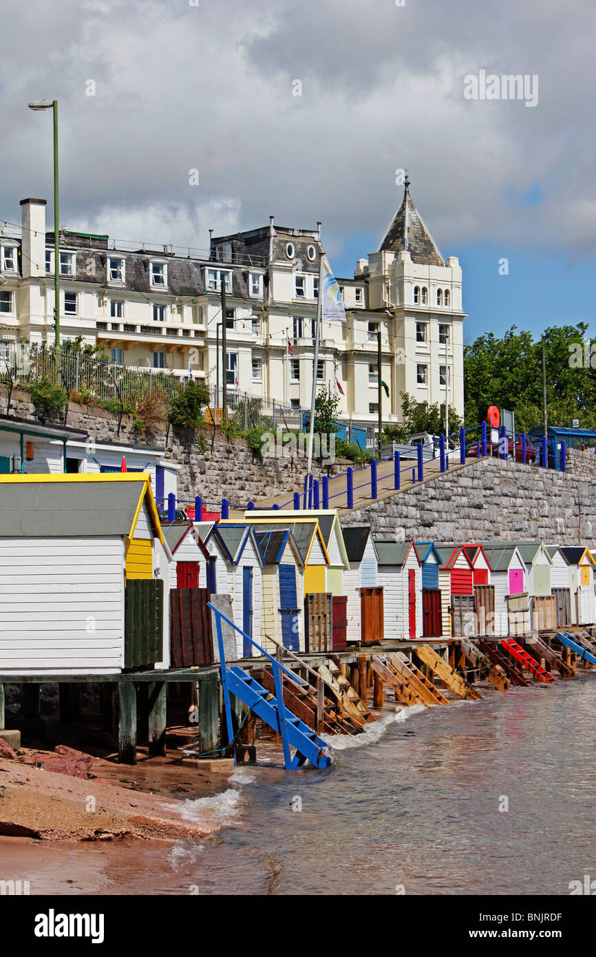 Bathing huts line the seashore below the Grand Hotel Torquay Stock Photo