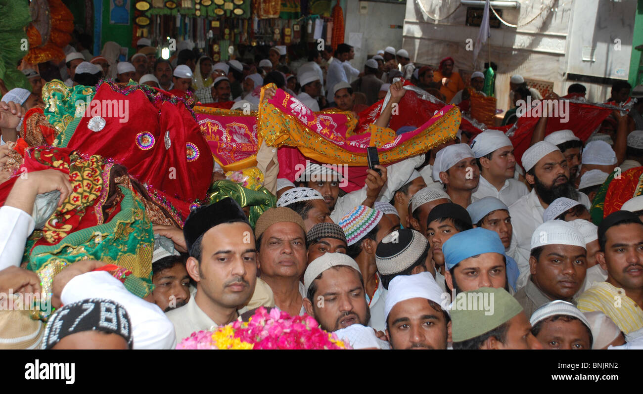 devotees make offerings of rose jasmine sandalwood and chadars at BNJRN2