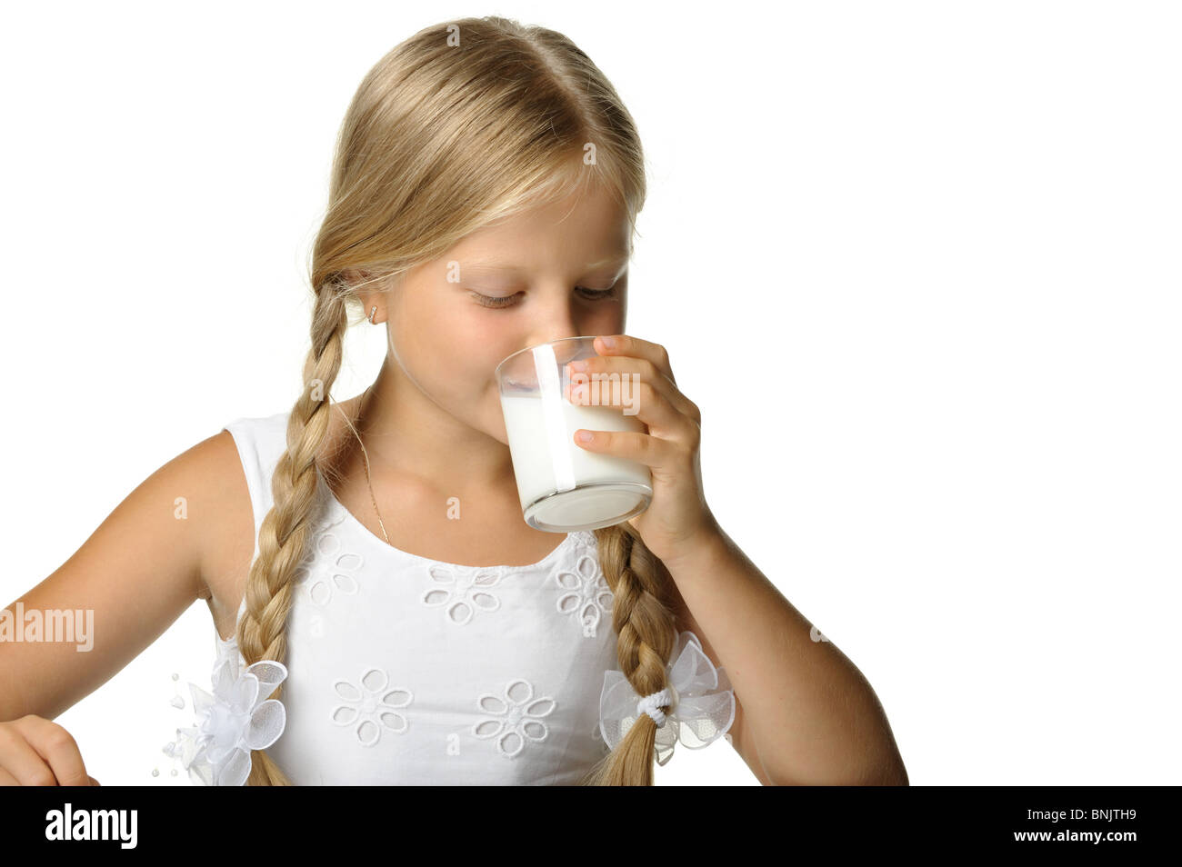 дает молоко девочка. мама в деревне. дает молоко девочка. девушка корова. девушка с молоком.