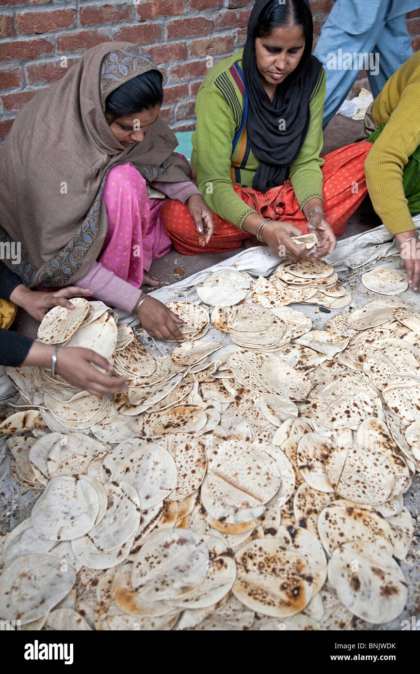 women counting chapatis for the pilgrims. The Golden Temple. Amritsar. India Stock Photo