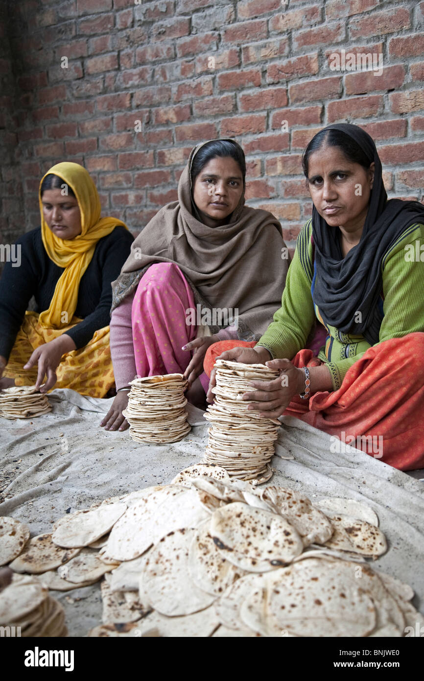 women counting chapatis for the pilgrims. The Golden Temple. Amritsar. India Stock Photo