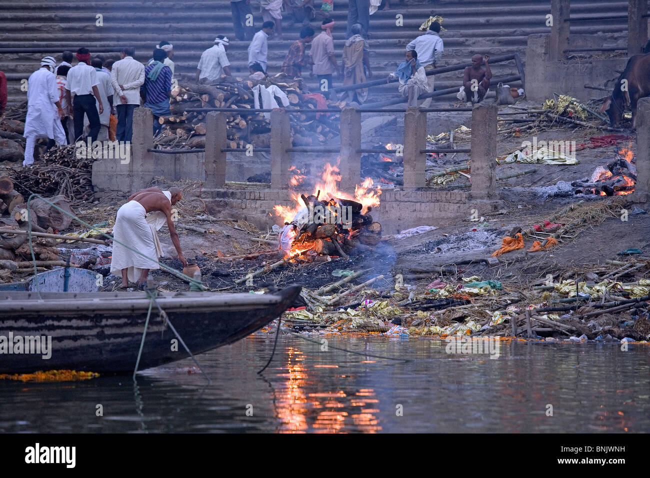 dead body burning Stock Photo Alamy