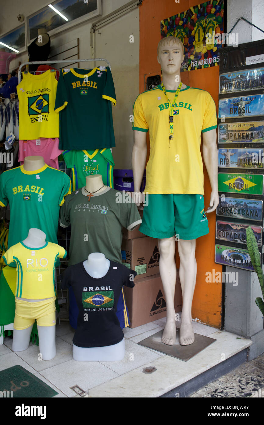 Egypten Kollisionskursus skille sig ud Brazilian souvenirs and t shirts for sale in a shop in Copacabana, Rio de  Janeiro, Brazil. 18th July 2010 Stock Photo - Alamy
