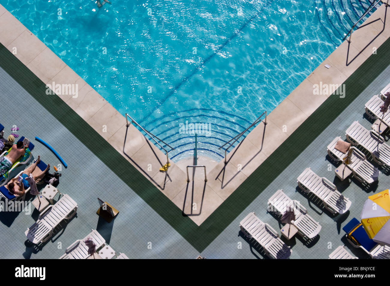 Steps down blue swimming pool hi-res stock photography and images - Alamy