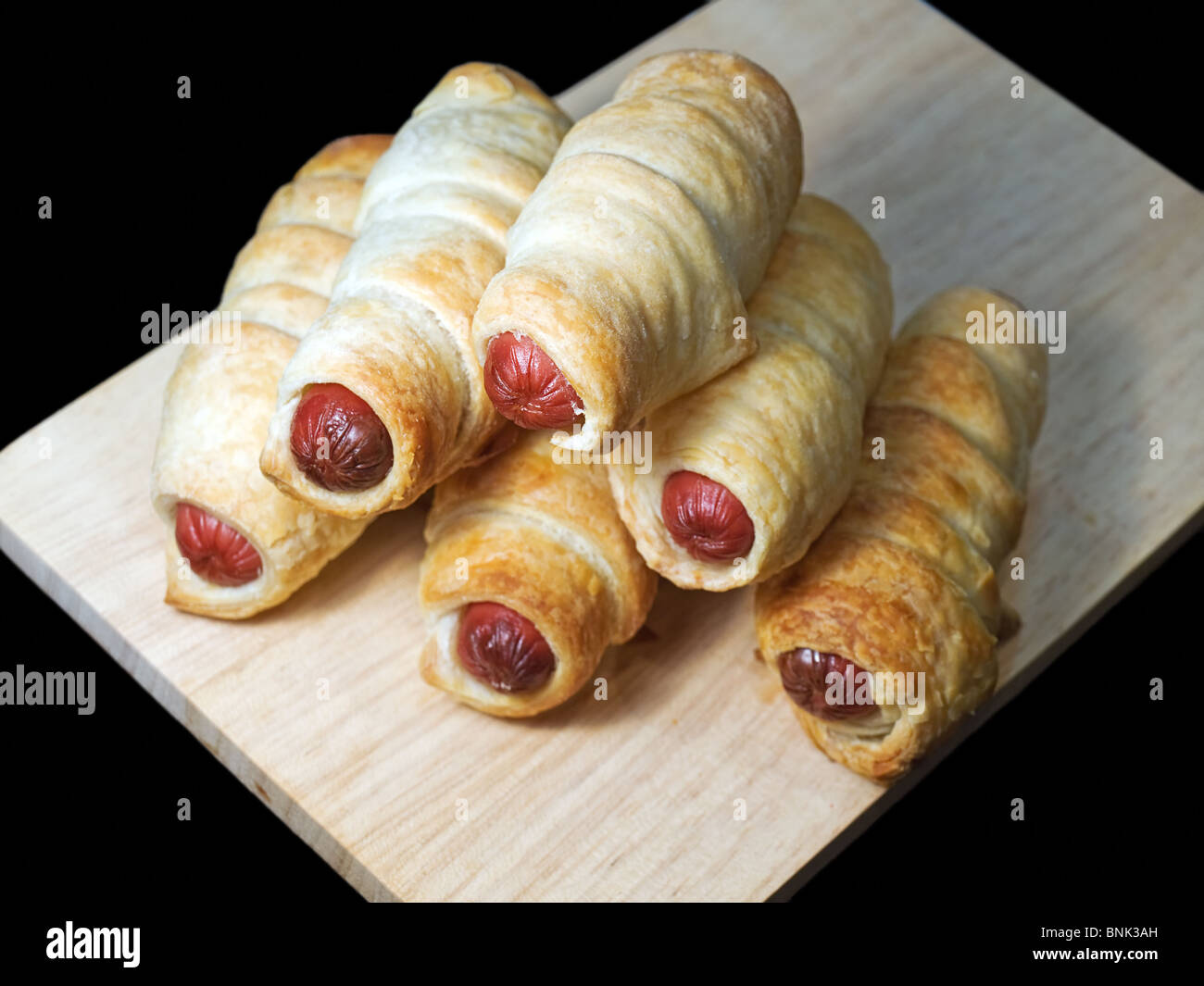 выпечка. сосиска в тесте. сосиска в тесте печеная. колбаска в тесте. выпечка сосиска в тесте.