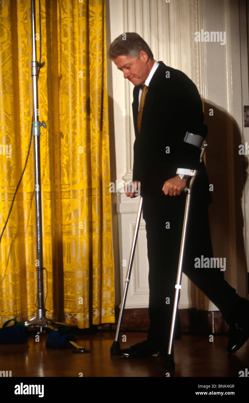 WASHINGTON, DC, USA 1997/04/02 U.S. President Bill Clinton arrives using crutches for a