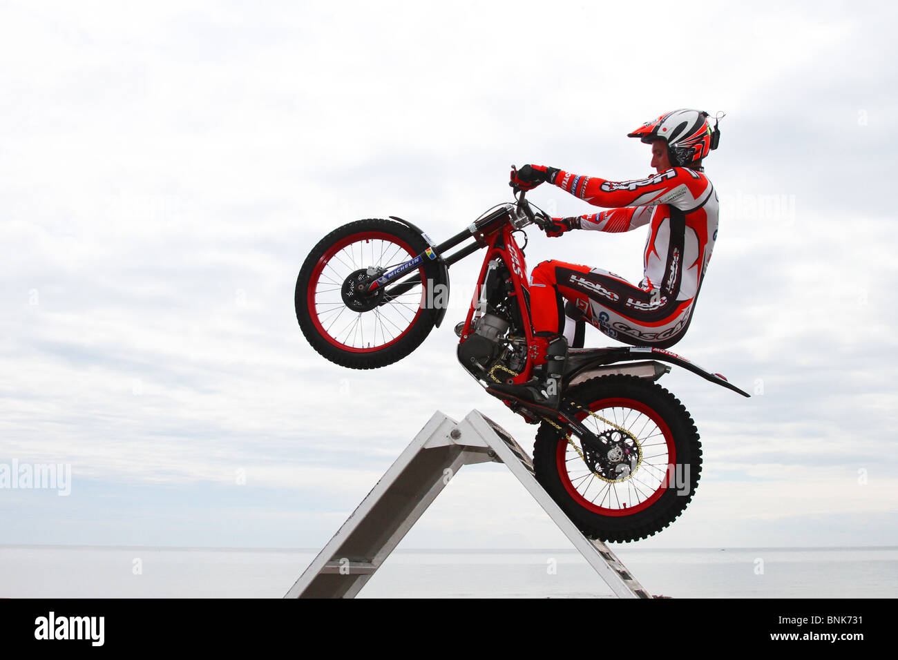steve-colley-motorcycle-stunt-rider-at-arbroath-seafront-spectacular-BNK731.jpg (1300×956)