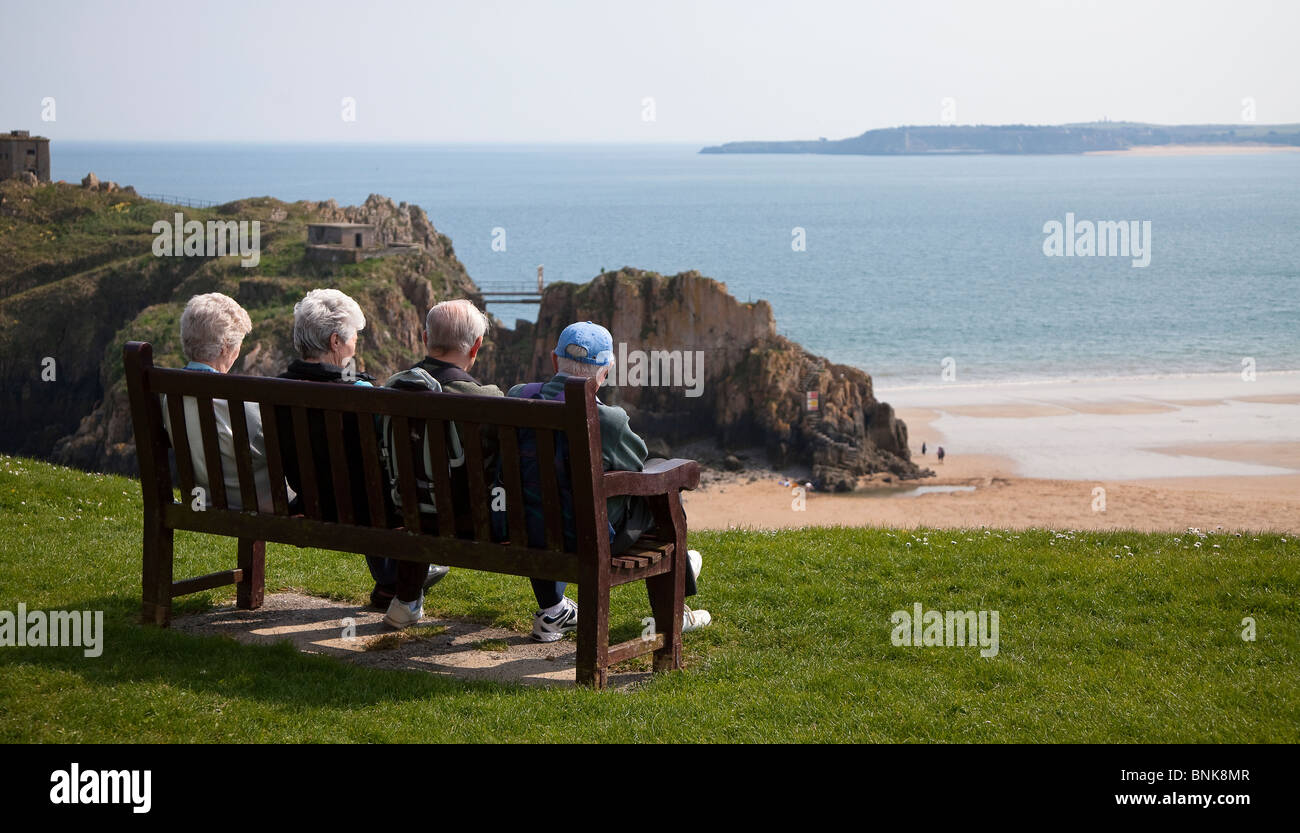 Elderly people sitting on bench hi-res stock photography and images - Alamy