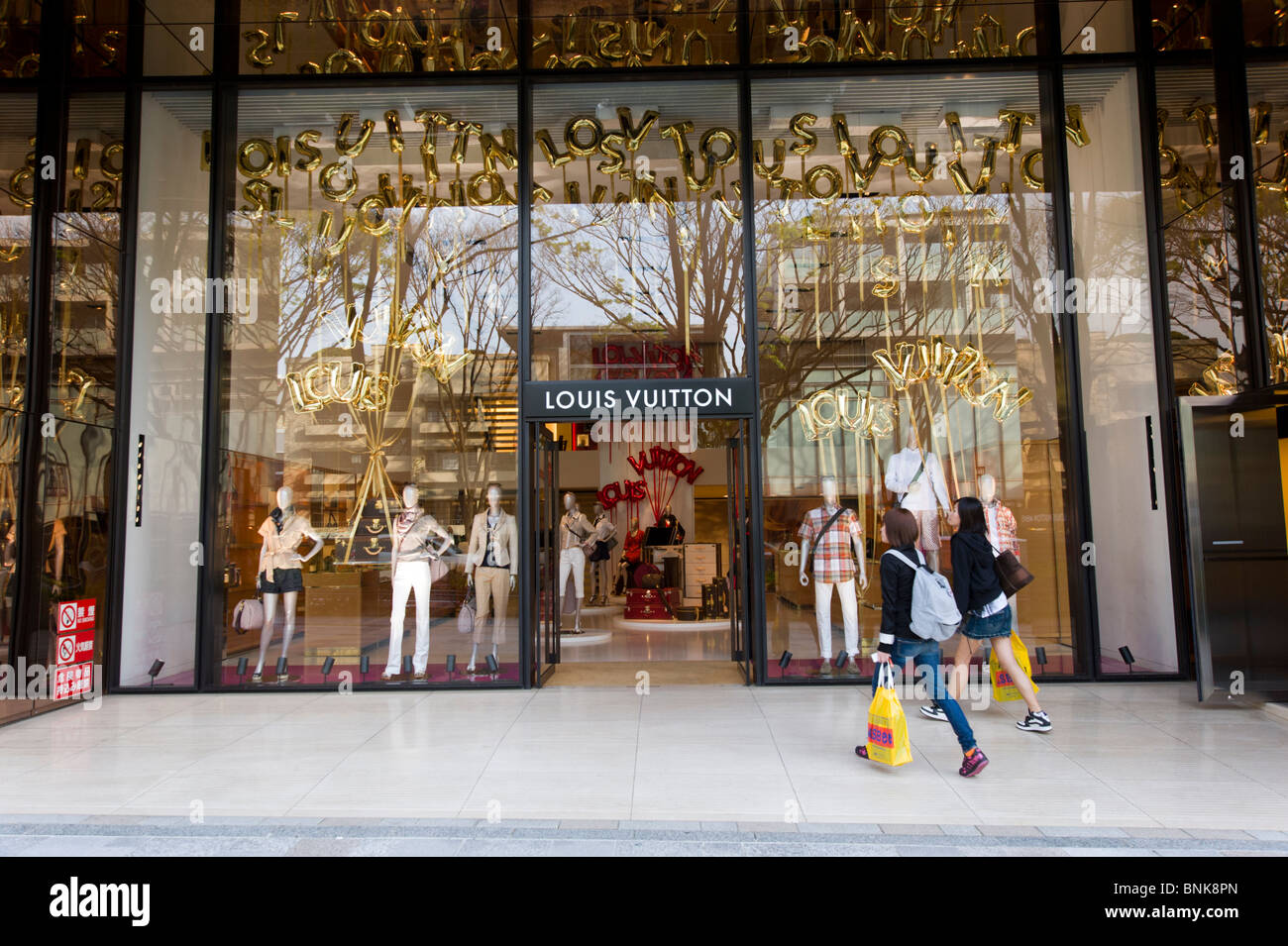 Shopping at Louis Vuitton on Omotesando-dori, Tokyo, Japan Stock Photo: 30542141 - Alamy