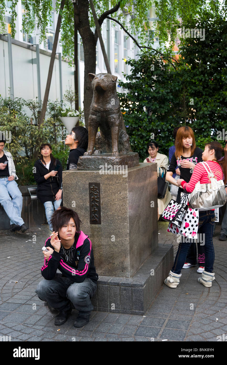 Young people waiting to meet friends beside the Hachiko dog statue outside Shibuya station, Tokyo, Japan Stock Photo