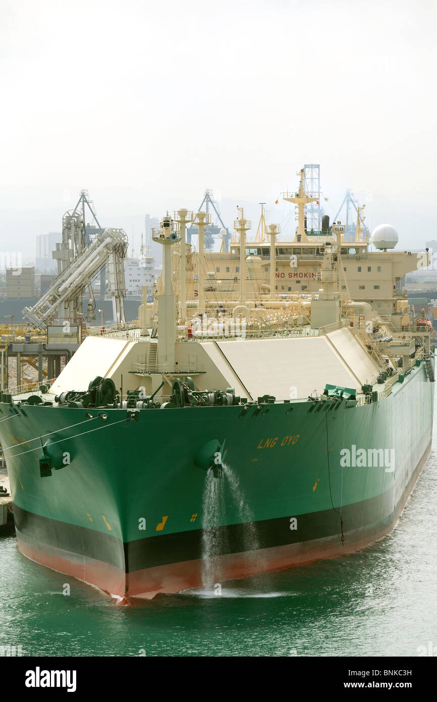 lng  tanker oyo discharging liquefied natural gas cargo at Barcelona terminal Stock Photo