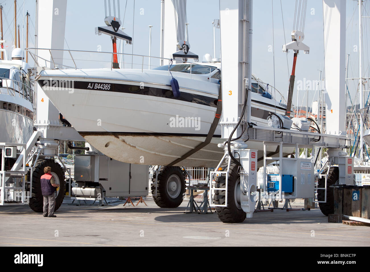 Amphibious travel lift for boats (remote controlled,all wheel steering