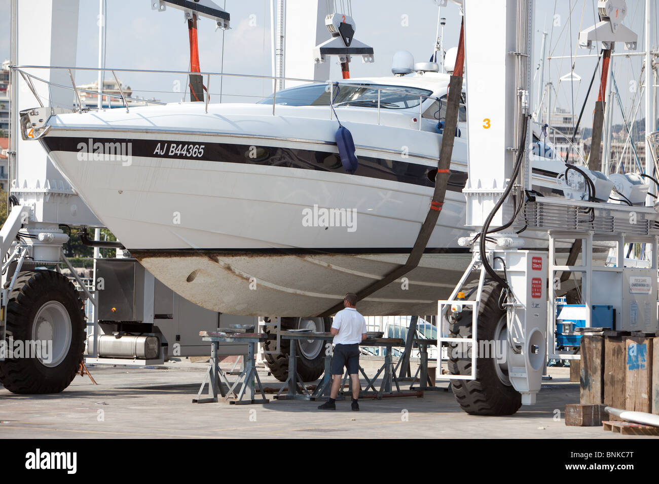 Amphibious travel lift for boats (remote controlled,all wheel steering
