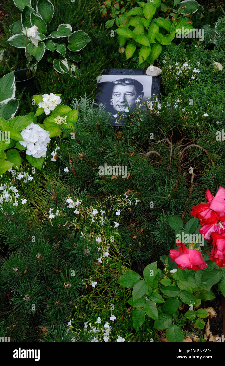 Grave of Helmut Newton, municipal cemetary Friedhof Stubenrauchstrasse, Schoeneberg, Friedenau district, Berlin, Germany, Europe Stock Photo