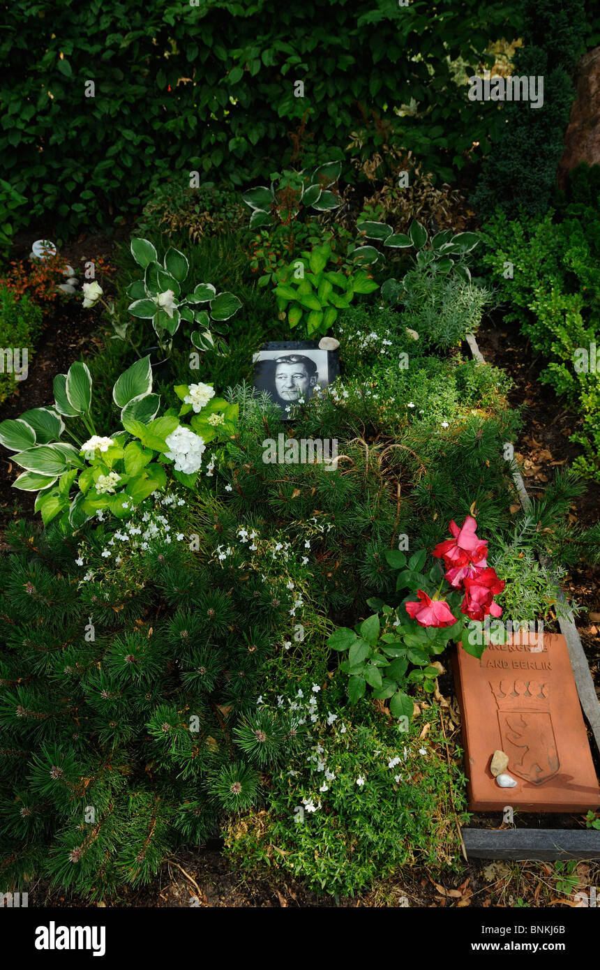 Grave of Helmut Newton, municipal cemetary Friedhof Stubenrauchstrasse, Schoeneberg, Friedenau district, Berlin, Germany, Europe Stock Photo