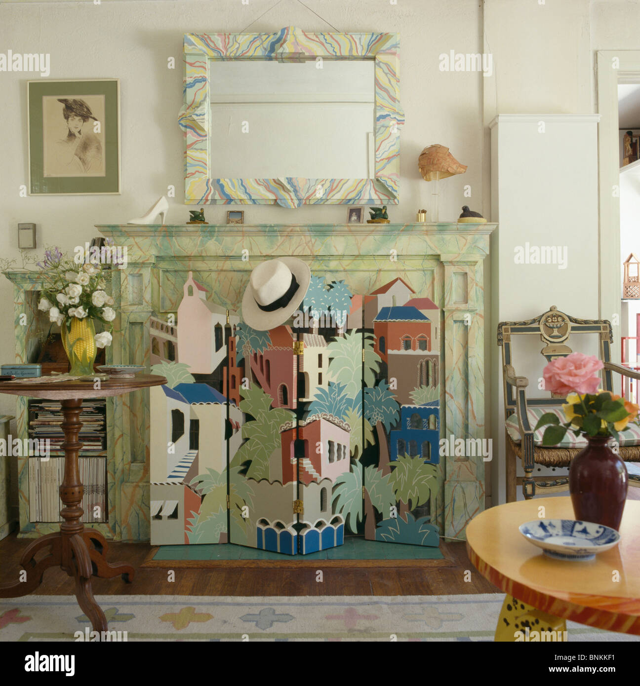Small Folding Screen With Painted Decorated In Front Of Decorated