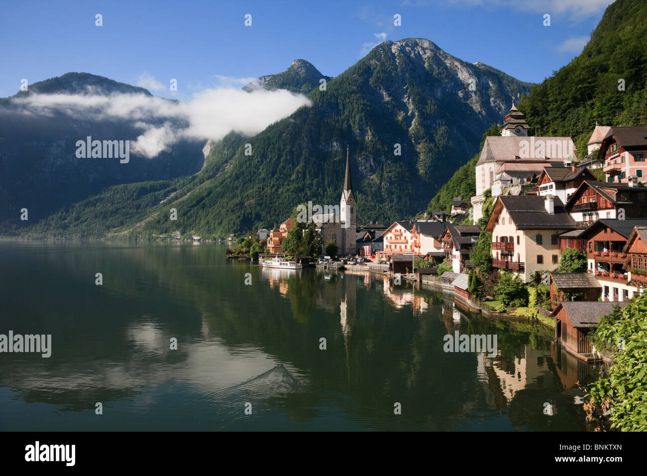 Stunning view across lake Hallstattersee to picturesque UNESCO World ...