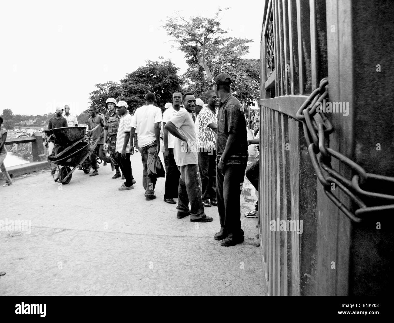 Open border between the Dominican Republic and Haiti (Dajabon-Ouanaminthe) on market day Stock Photo