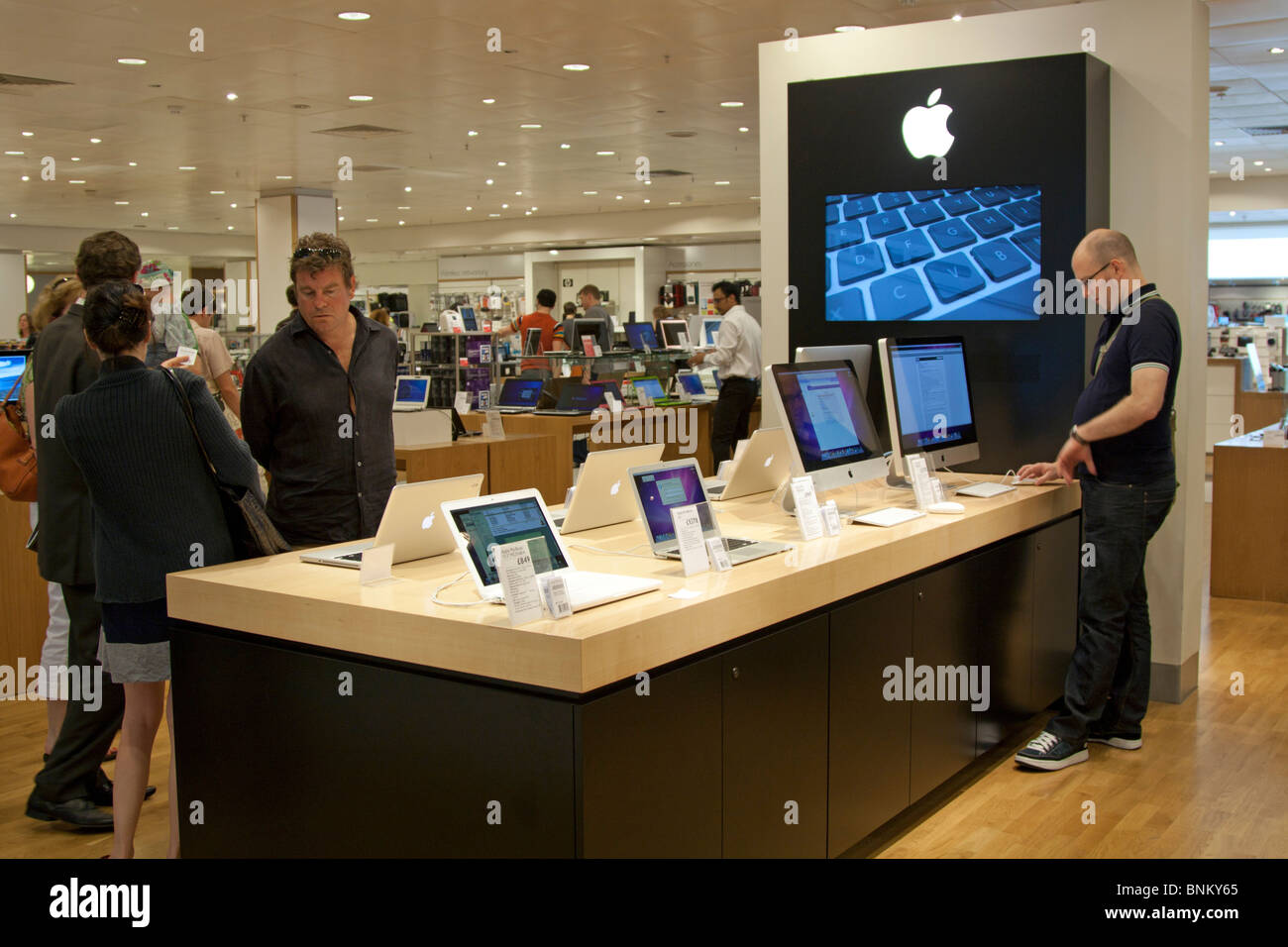 APPLE COMPUTER RETAIL STORE Editorial Photo - Image of computers