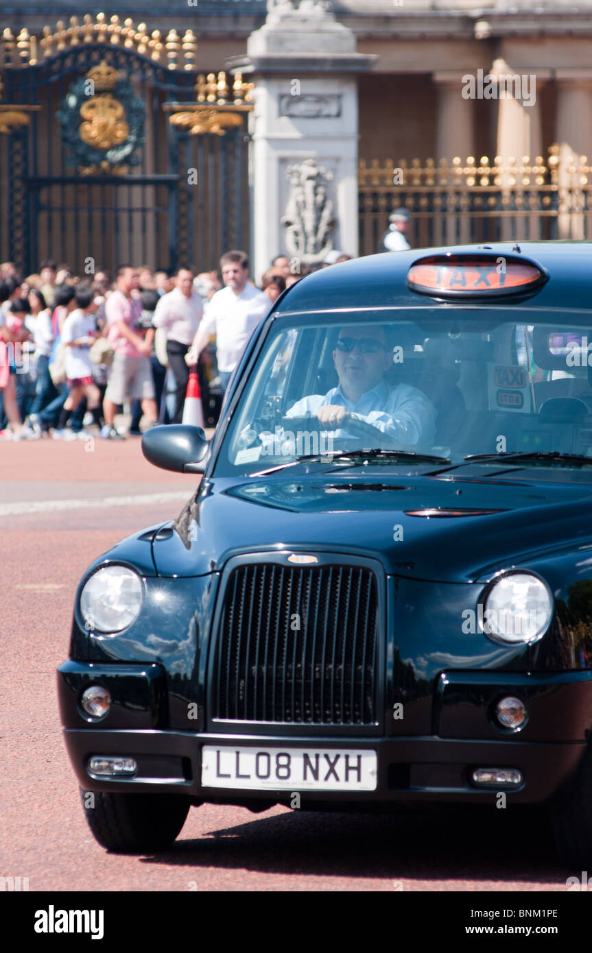 London black cab outside the gates of Buckingham palace, UK Stock Photo