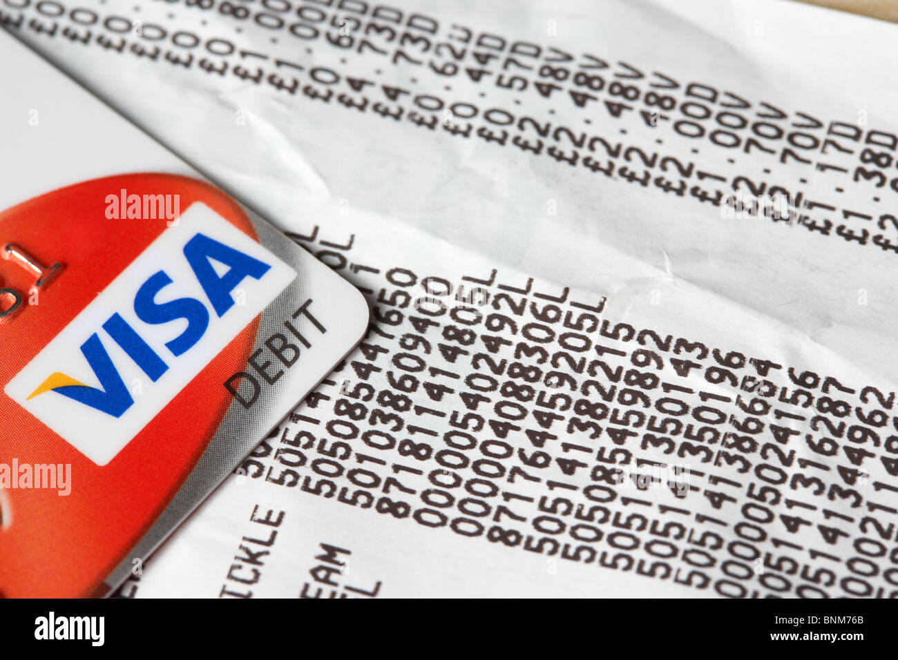 supermarket till receipt showing items and visa debit card Stock Photo