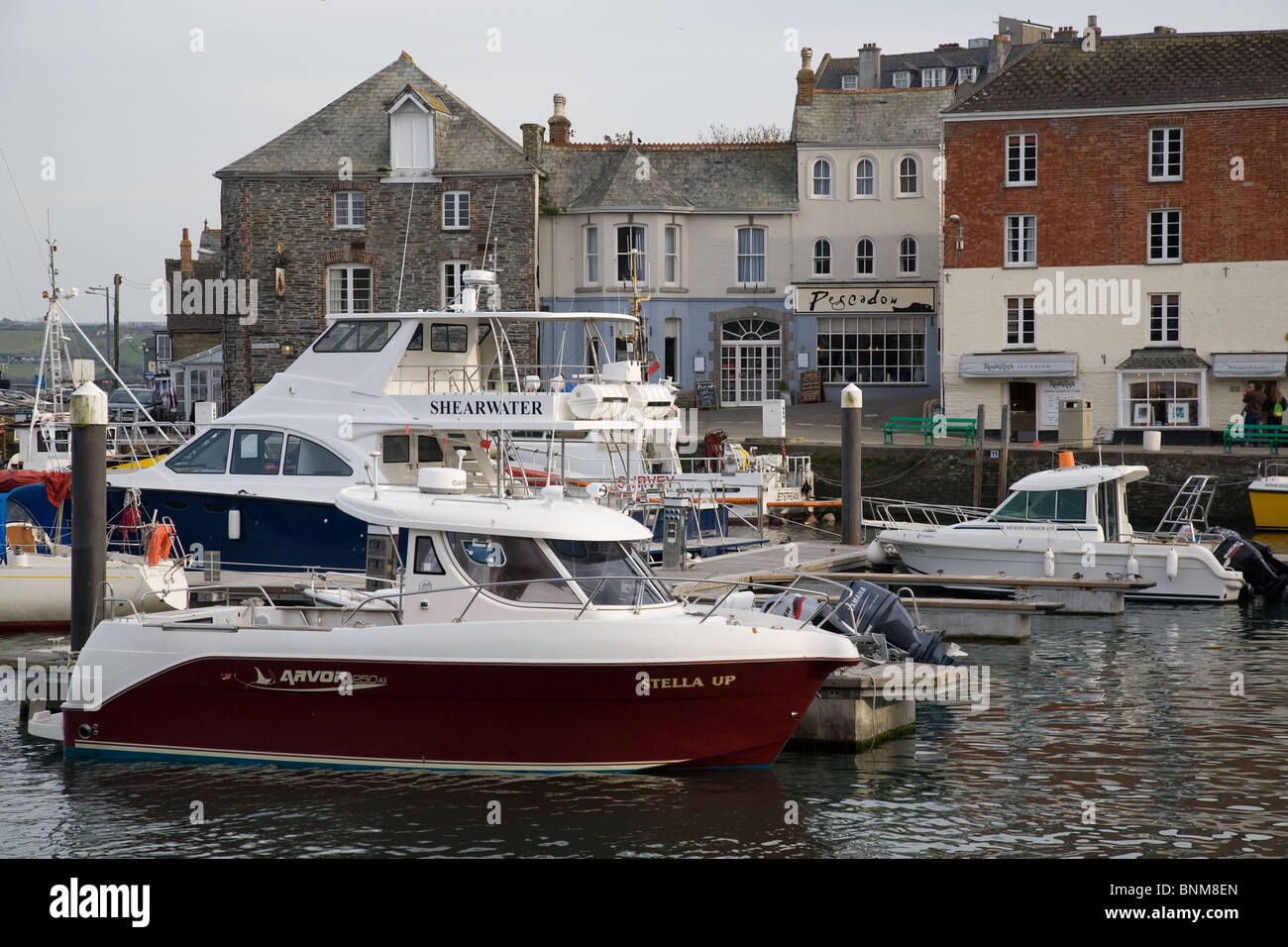 Padstow cornwall harbour boats hi-res stock photography and images - Alamy